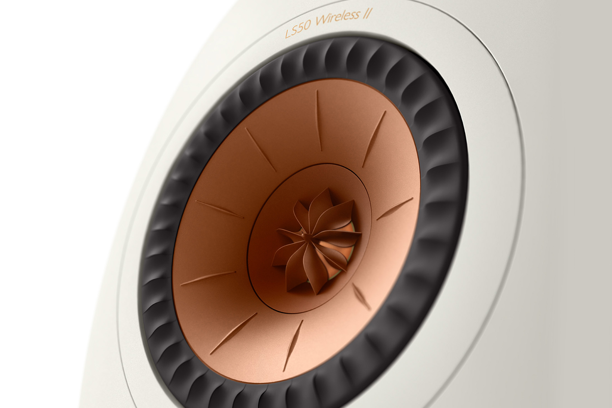 202107 kef 20 KEF LS50WirelessII Mineral White Uni Q Close 0920